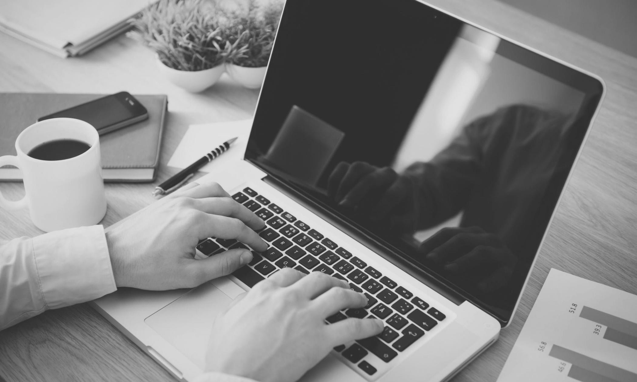 Séance de formation budgétaire avec des participants engagés dans l'apprentissage pratique